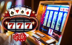 Dealer profesional hanafuda melayani meja Live Blackjack dengan kamera multi-sudut